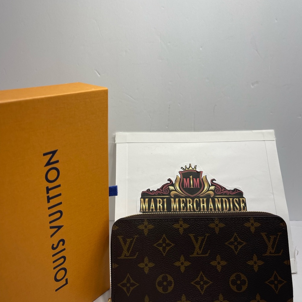 - Louis Vuitton Zippy Wallet in Monogram, comes with dust bag, box and receipt. - Picture 13 of 14